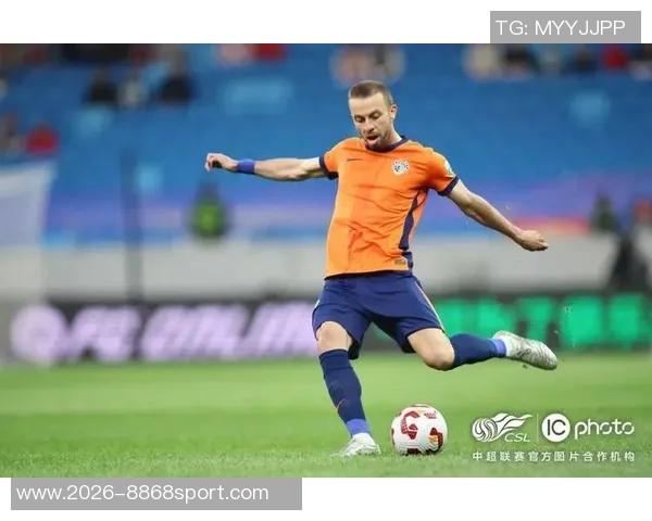 再次被判越位球员精彩长传直入禁区抢射却遭VAR裁判确认无效