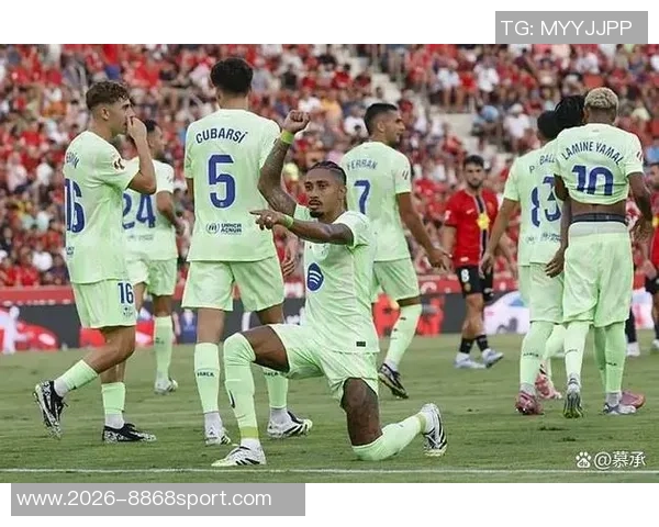 拉菲尼亚与亚马尔庆祝进球合影分享展现默契合作与友谊之情 拉菲尼亚与亚马尔庆祝进球合影分享展现默契合作与友谊之情