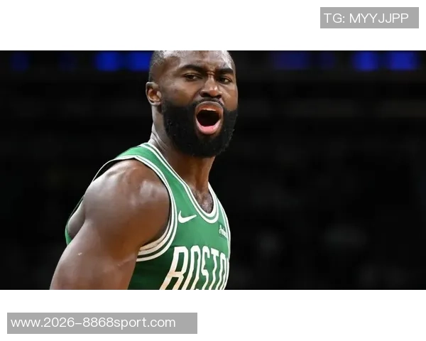 杰伦布朗首节火力全开半场表现出色砍下16分助球队稳住局势